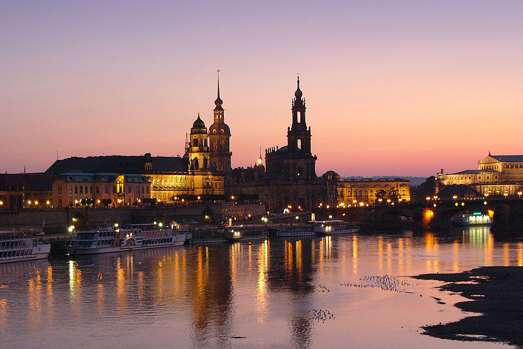 1024px-Dresden_bei_Nacht