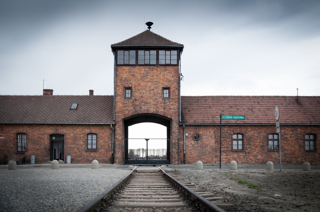 auschwitz-g8bd8ce440_1920